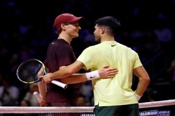 Alcaraz vence a Sinner en partido de exhibición en Corea del Sur | Video