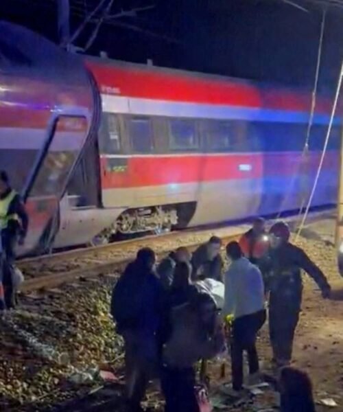 Al menos cinco muertos tras descarrilar dos trenes de alta velocidad en el sur de España