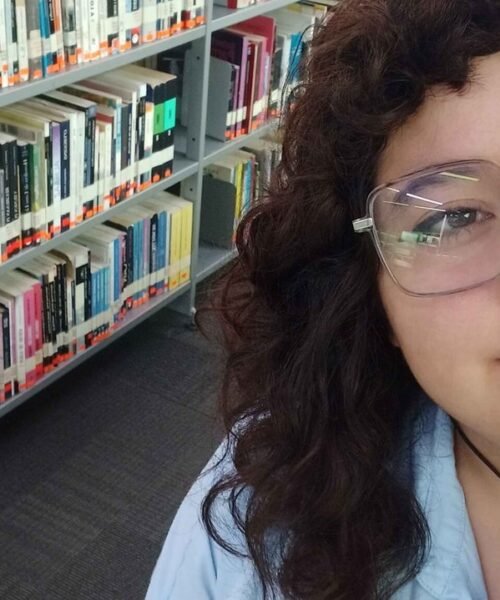 Charlie Cortés Antilao consolida su debut literario con una fantasía romántica de identidad y valentía