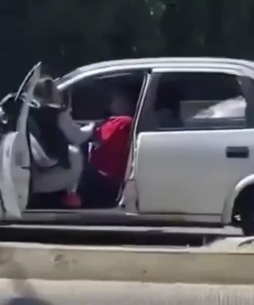 VIDEO ¬ Mujer frustra el robo de su automóvil en Puebla al colgarse de la puerta