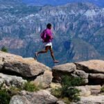 Corredores rarámuris comparten en Madrid su cultura ancestral | Video