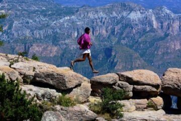 Corredores rarámuris comparten en Madrid su cultura ancestral | Video