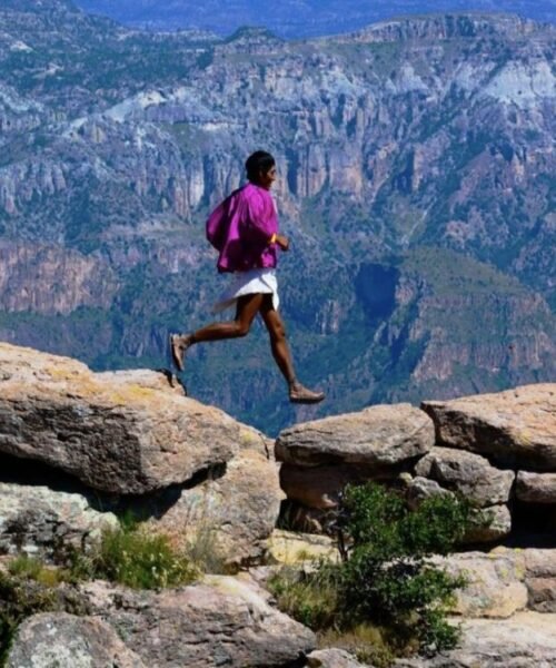 Corredores rarámuris comparten en Madrid su cultura ancestral | Video