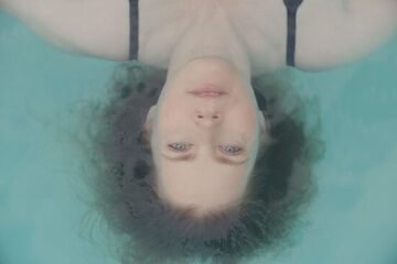 La Berlinale se desfonda con la pomposa y errática ‘At The Sea’, de Kornél Mundruczó y con Amy Adams (**)