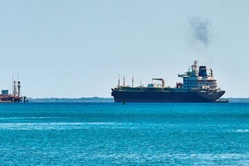 Buque petrolero atraca en Cuba,  pese al bloqueo de Estados Unidos a la isla