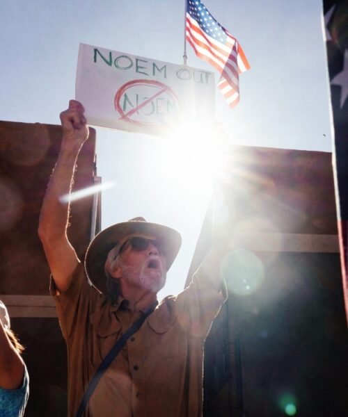En medio de protestas contra política antimigrante de Trump, Noem visita frontera sur de EU