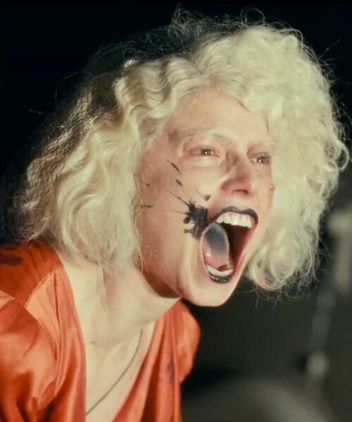 ¡La novia!: Monstruosamente desordenada, monstruosamente feliz, monstruosamente Jessie Buckley