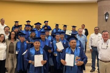 Nunca es tarde: 14 personas concluyen su educación básica en Cabo San Lucas