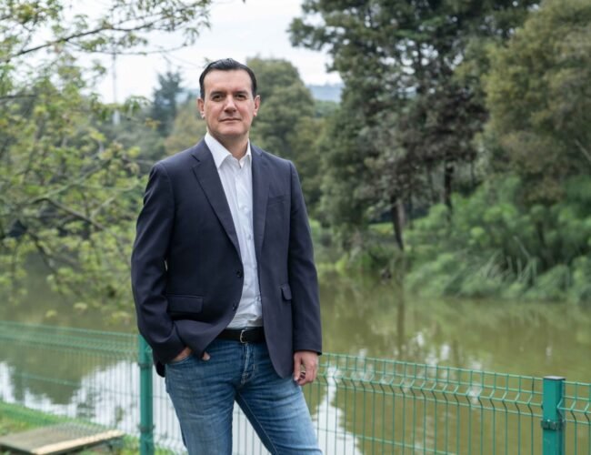 David R. González Suárez propone una nueva mirada sobre el liderazgo contemporáneo