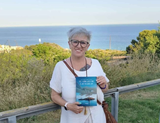 Ana María Ocha Pérez estremece y cautiva al público con su nueva joya literaria ‘El Abrazo de las Mareas’