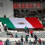 Muere aficionado en estado de ebriedad tras caer del segundo piso del Estadio Azteca