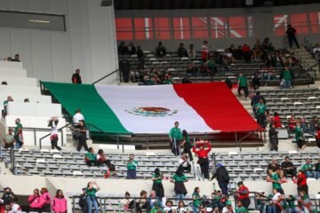 Muere aficionado en estado de ebriedad tras caer del segundo piso del Estadio Azteca