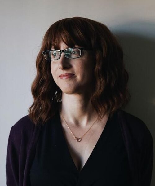 La autora de la exitosa novela La asistenta revela su verdadera identidad tras 23 años en secreto