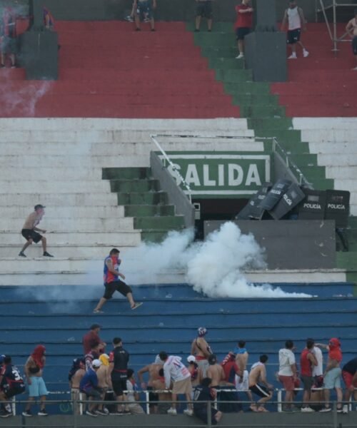 Decenas de heridos y detenidos deja el Clásico en Paraguay | Video