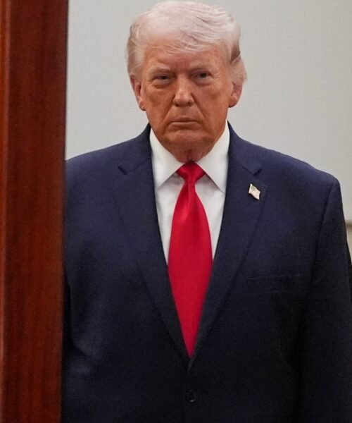 Trump: EE. UU. atacará Irán con ‘mucha fuerza’ las próximas semanas; ‘los regresaremos a la Edad de Piedra’