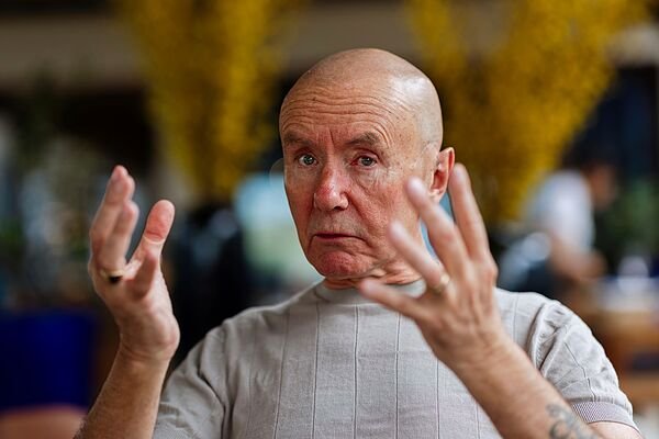 Irvine Welsh: «¿Qué producen las corporaciones con sus beneficios? Mierda. Películas de mierda, libros de mierda, televisión de mierda»