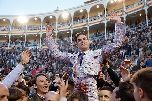 La Puerta Grande más rebelde de Fernando Adrián
