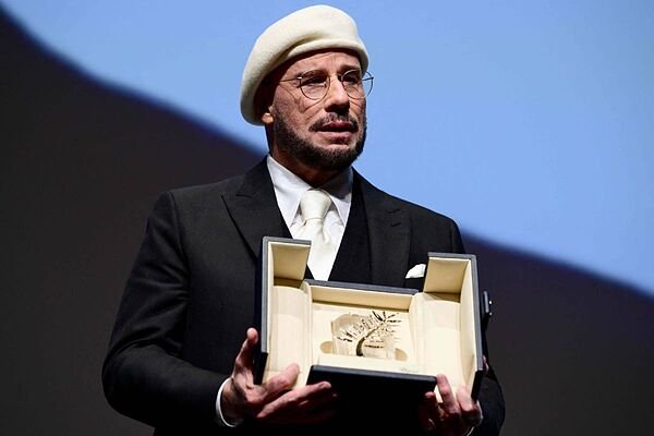 John Travolta recibe una Palma de Oro honorífica por sorpresa en Cannes