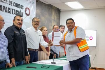 Concluyen capacitación en operación de retroexcavadora y montacargas