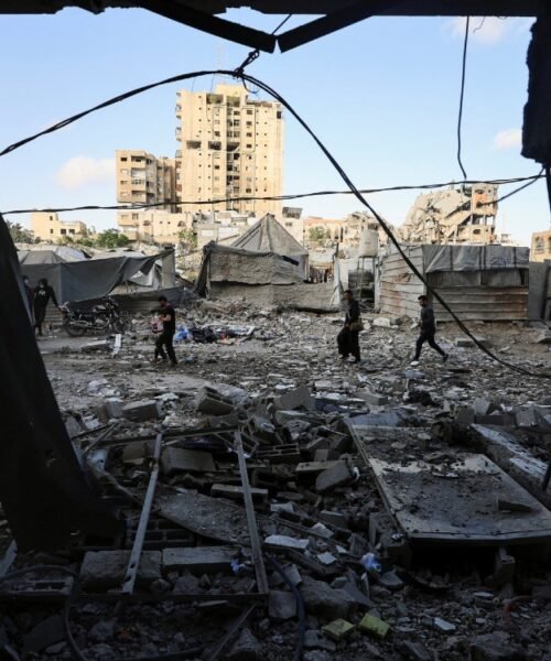 Israel bombardea Gaza y apunta a presunto líder militar de Hamás