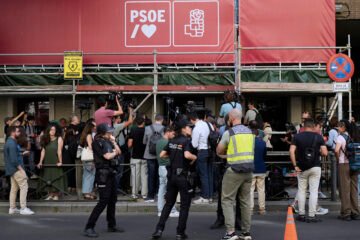 La Guardia Civil española acude a la sede del PSOE para investigar presuntos pagos ilegales