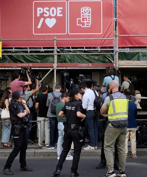 La Guardia Civil española acude a la sede del PSOE para investigar presuntos pagos ilegales