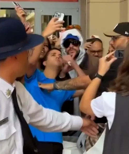 Bad Bunny aparece en un Zara de Puerto Rico y causa furor entre los fans