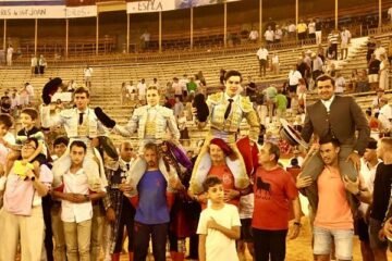 Vilau, Casado y Cuartero, a hombros con una gran novillada de Talavante en la primera de Hogueras
