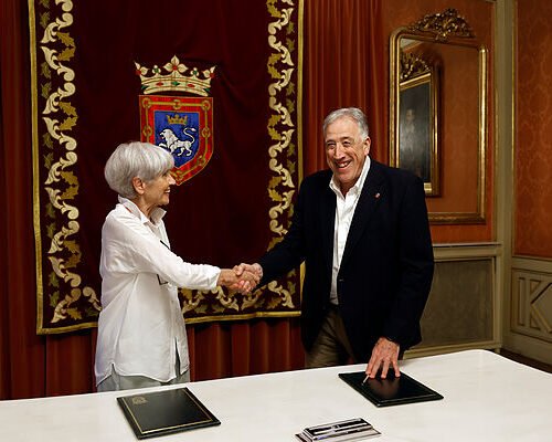 El Ayuntamiento de Pamplona y Casa de Misericordia formalizan el acuerdo que regula los derechos televisivos de los encierros