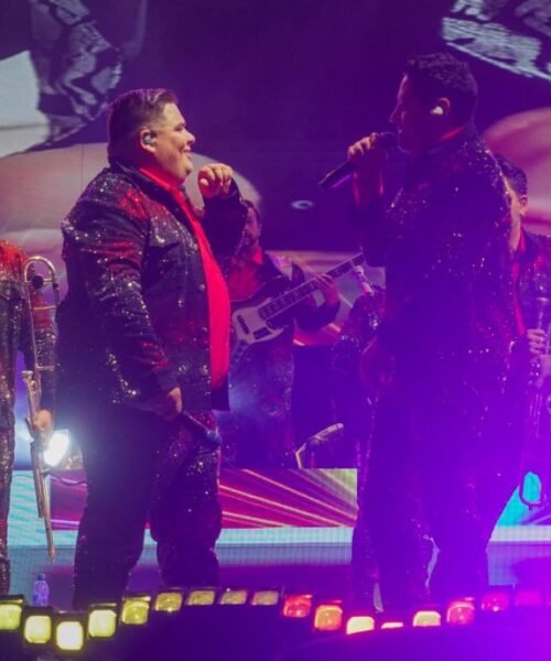 Conquista Mazatlán y la Riviera Nayarit la Banda Pequeños Musical