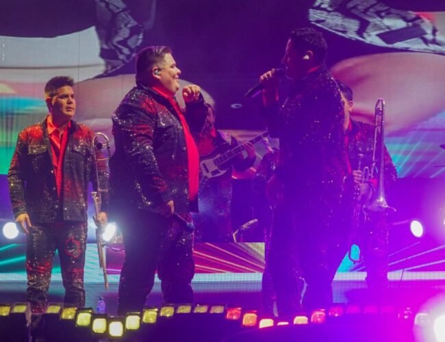 Conquista Mazatlán y la Riviera Nayarit la Banda Pequeños Musical