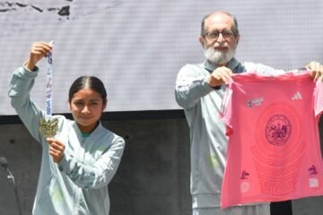 Presentan playeras y medallas del Medio y Maratón de la CDMX 2026