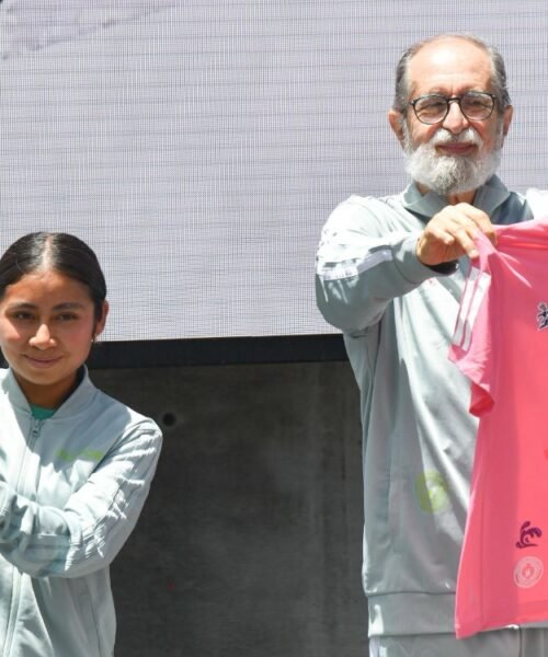 Presentan playeras y medallas del Medio y Maratón de la CDMX 2026