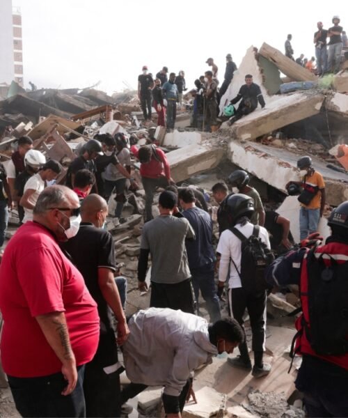 ‘Permiso para salvar vidas’: protestan rescatistas por controles para acceder a zona de desastre tras terremotos en Venezuela