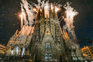 El papa bendice la Torre de Jesús de la Sagrada Familia en una espectacular celebración