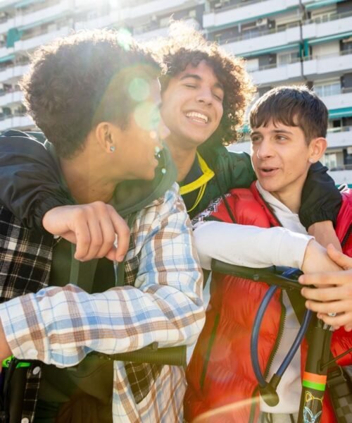 Hermanos: Cine de barrio con las manos sucias (****)