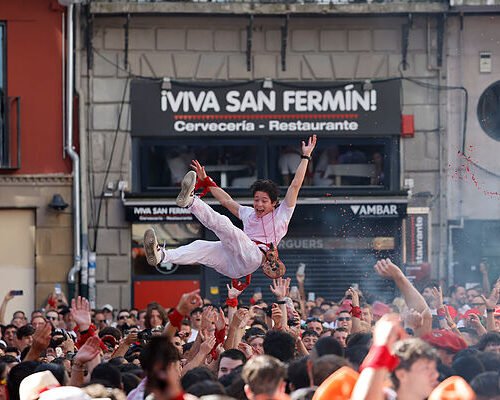 El chupinazo de Urgencias y la excomunión de los toros en plena ola de calor en Pamplona: «¡Viva San Fermín!»