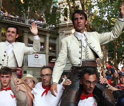 Más orejas que buen toreo en la corrida de rejones del chupinazo: Armendáriz y Hermoso, a hombros en Pamplona