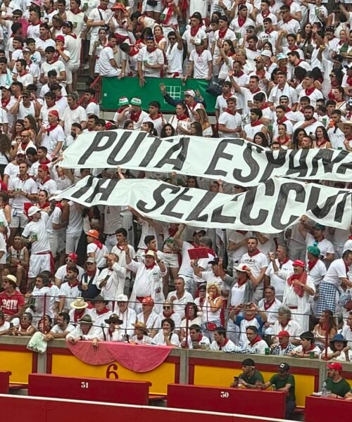 Gritos de  «Que viva España» y «Yo soy español» para responder a las pancartas de «Puta España y puta selección» en la plaza de toros de Pamplona