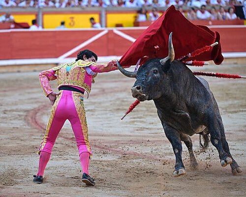 Terrible corrida de José Escolar en Pamplona: un bravo Isaac Fonseca arranca una oreja entre fieras montaraces