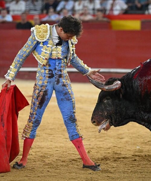 Roca Rey estrella una tarde de figura contra la presidenta figurante de Valencia