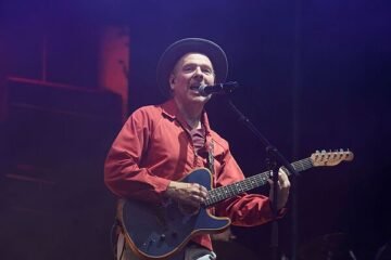 Belle and Sebastian emocionan con su cumpleaños pop en la noche tropical de Barcelona