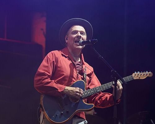 Belle and Sebastian emocionan con su cumpleaños pop en la noche tropical de Barcelona