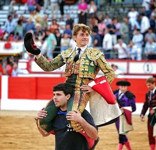 La disposición de Álvaro Serrano rinde una bruta novillada de Montealto y la puerta grande en Santander