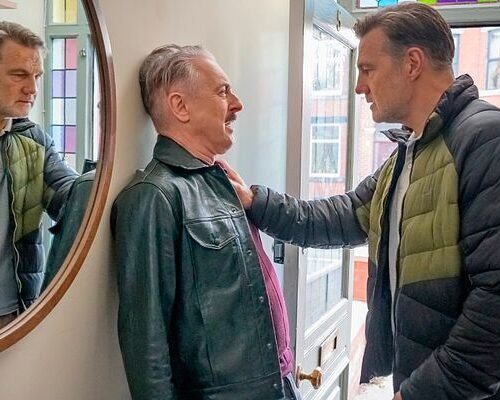 Una serie de Russell T. Davies: compromiso LGTB, personajes perfectamente definidos, sarcasmo y un tono tan perfecto que parece magia