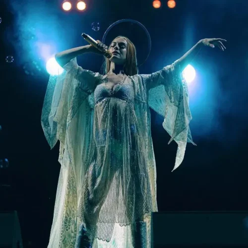 Mother Mary: Anne Hathaway se viste de diosa pop (**)