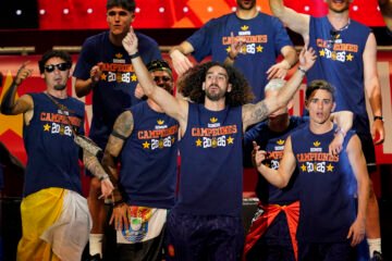 Cucurella cumple su promesa y se tatúa a Luis de la Fuente