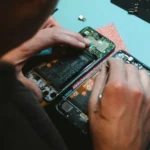Ya puedes reparar tu móvil aunque no tenga garantía: hoy entra en vigor una ley para reducir los residuos electrónicos