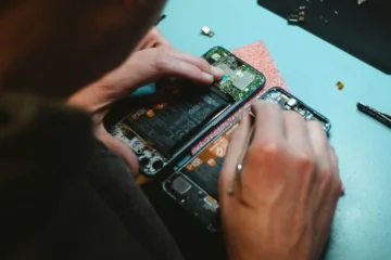 Ya puedes reparar tu móvil aunque no tenga garantía: hoy entra en vigor una ley para reducir los residuos electrónicos
