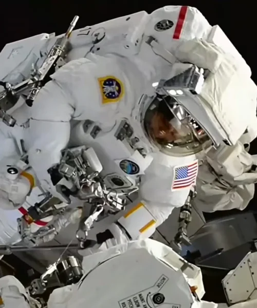 Dos astronautas reparan el brazo robótico de la Estación Espacial en una caminata de más de siete horas